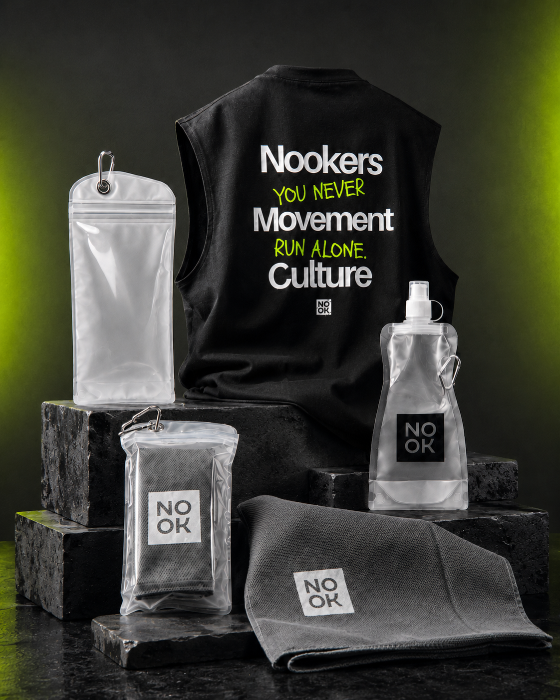 Mockup do kit NOOK RUN: camiseta, garrafinha, toalha e snacks